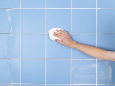 Con pocos ingredientes, las 2 mezclas infalibles para eliminar el sarro en las juntas de los azulejos del baño