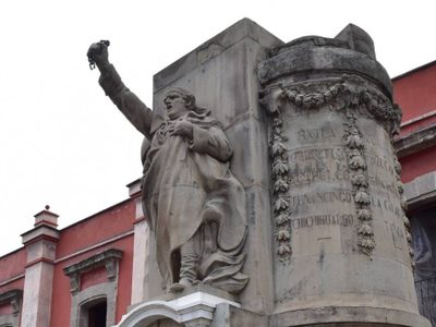 El altar a Morelos, olvidado y lleno de polvo