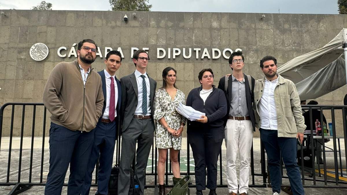 Estudiantes acuden a San Lázaro