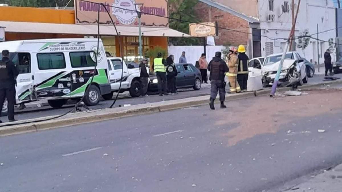 El fuerte choque ocurrió poco después de las seis y media de la mañana en avenida San Martín al 450 de Plaza Huincul. Fuente (X)