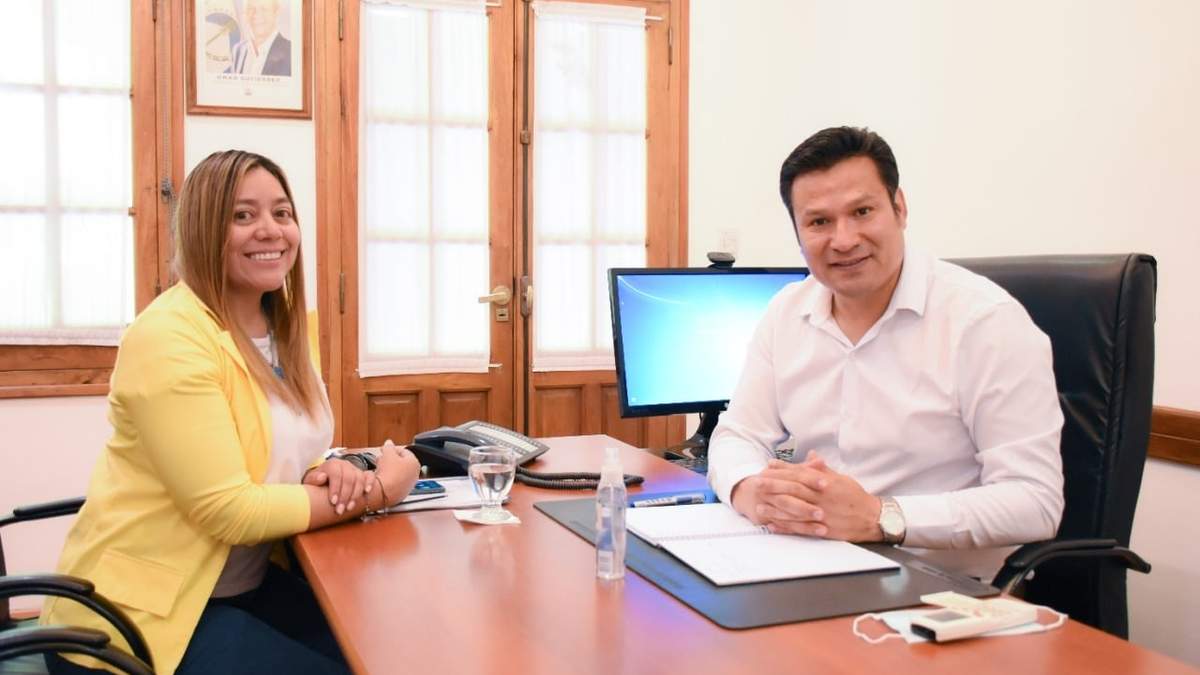 Osvaldo Llancafilo, ministro de Gobierno y Educación junto a la presidenta comunal de Manzano Amargo, Malvina Antiñir. Fuente: (Twitter)