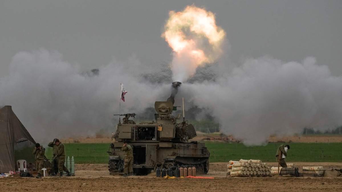 Unidad móvil de artillería israelí lanza proyectiles desde el sur de Israel hacia la Franja de Gaza