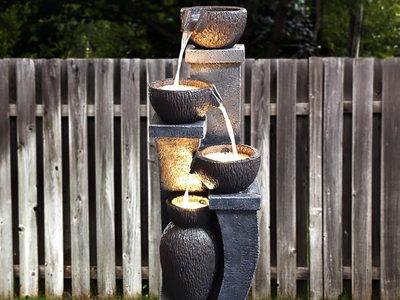 Con macetas de barro: así podés crear la fuente más ingeniosa y "low cost" para que tu jardín quede como el de un cuento