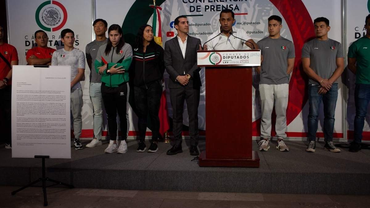 La conferencia de los clavadistas en San Lázaro