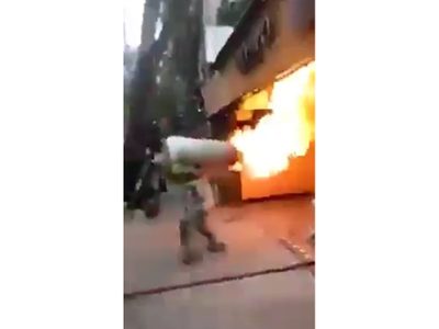 Bombero saca tanque de gas en llamas de un restaurante en la colonia del Valle