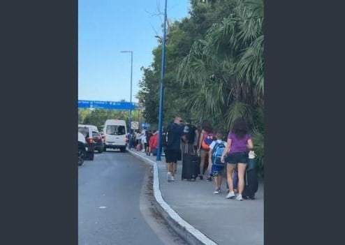 Turistas caminan al aeropuerto de Cancún para no perder sus vuelos