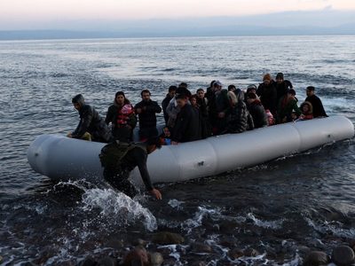 Rescatan a 77 migrantes de un yate en problemas cerca de las islas griegas del mar Egeo