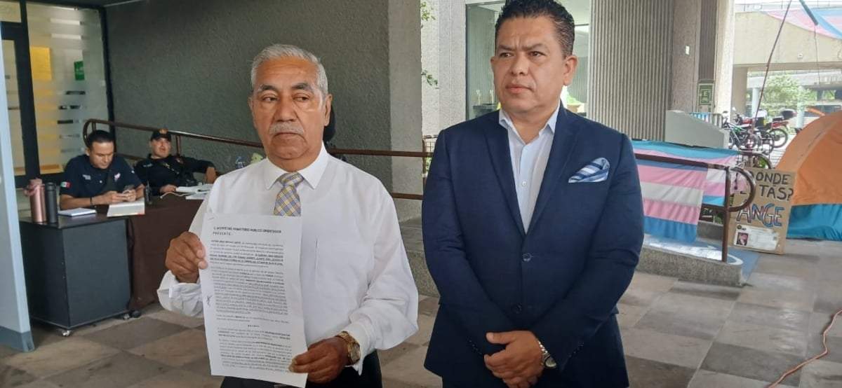 Héctor Briones y su abogado Pedro Moreno