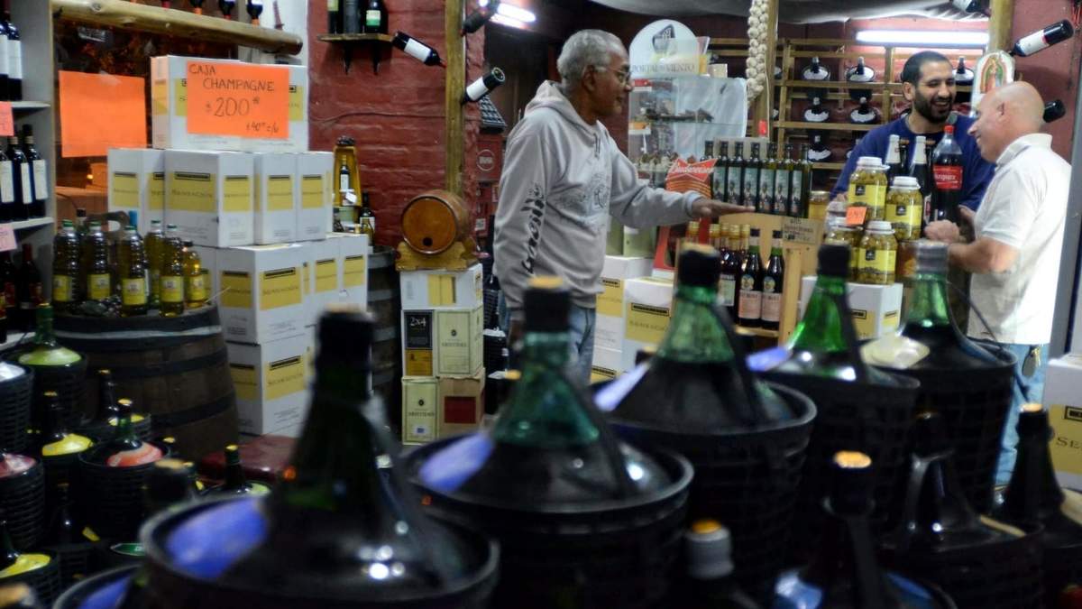 Aumento el consumo de vino en damajuana. Fuente: (Twitter)