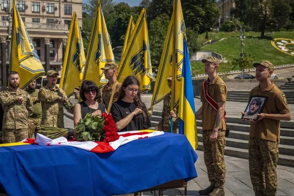 Familiares y soldados lloran a un soldado ucraniano caído en Kiev, Ucrania, el 9 de agosto del 2025.
