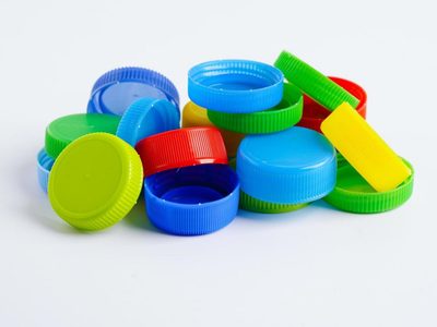 No tires las tapas plásticas de las botellas y creá este posavasos coquette y original para tu mesa