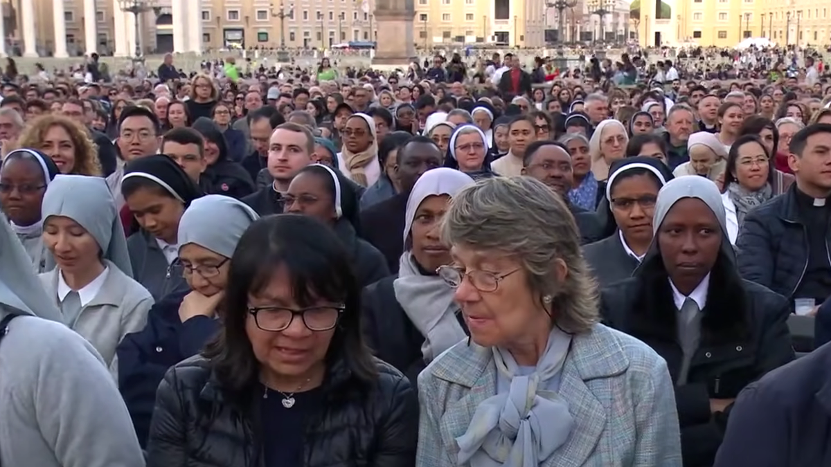 La Oficina de Prensa del Vaticano indicó que la ceremonia fue presidida por el cardenal Giovanni Battista Re.
