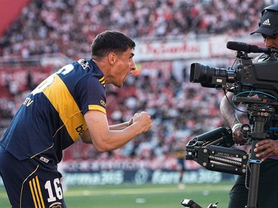 Boca se lo ganó en la última y con polémica a Estudiantes en La Plata