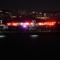 Avión de pasajeros choca con helicóptero militar durante aterrizaje en aeropuerto de Washington