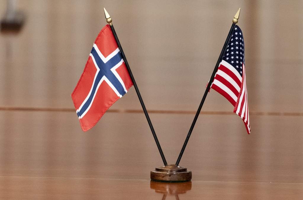 Las banderas de Noruega y Estados Unidos en el Pentágono en Washington el 20 de septiembre del 2022