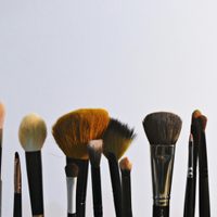 ¿Párpados caídos? Este delineado está de moda y es el truco de maquillaje que rejuvenece