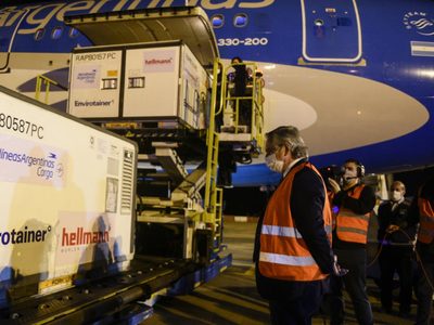 El Gobierno prepara una operación para traer 8 millones de dosis de la vacuna Sinopharm en 10 vuelos