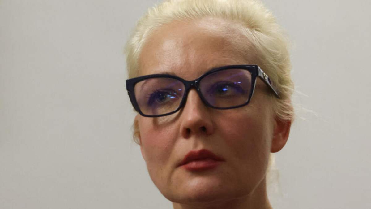 Yulia Navalnaya, viuda de Alexei Navalny, reacciona el día de una reunión de ministros de Asuntos Exteriores de la Unión Europea en Bruselas, Bélgica