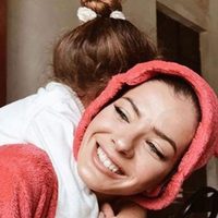 Mucha ternura: la China Suárez le enseña a Magnolia a decir el nombre de su nuevo hermanito