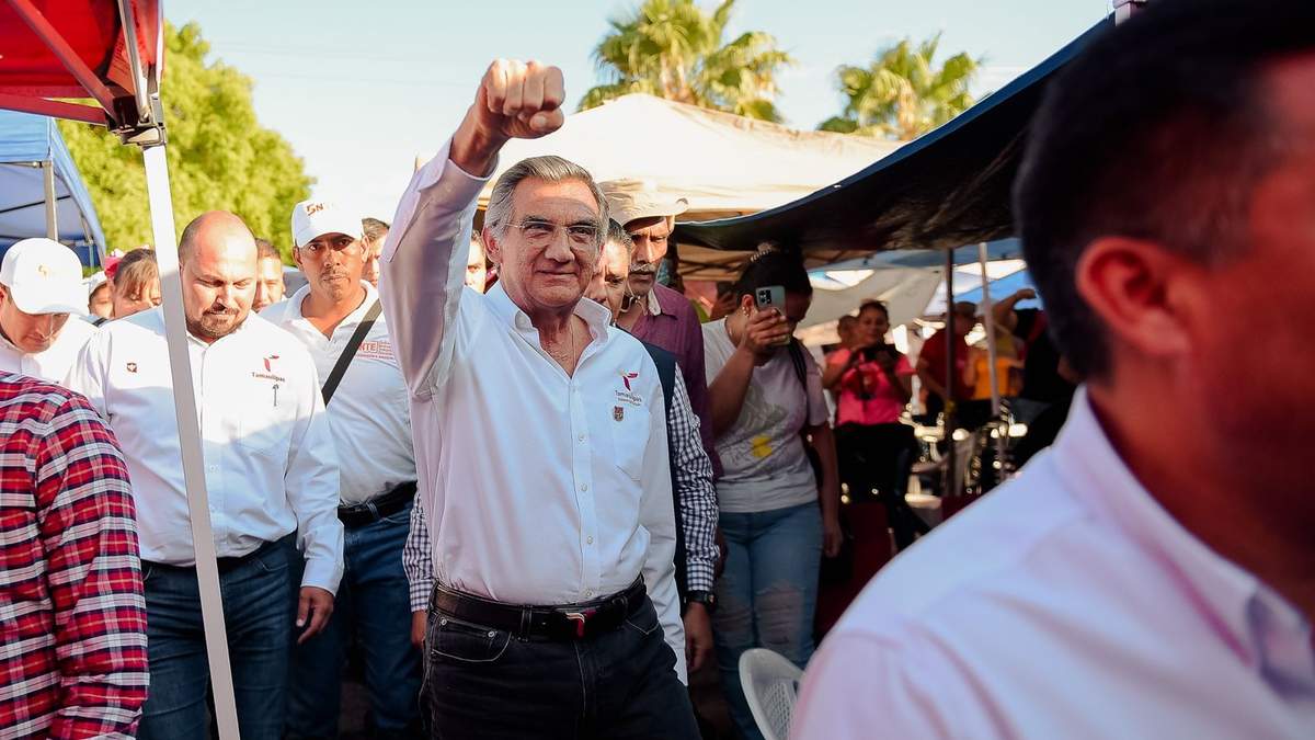 Américo acude a dialogar con las y los maestros; les pide reanudar las clases