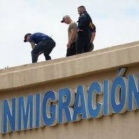 Un detenido murió en el tiroteo en las instalaciones del ICE en Dallas; identifican a sospechoso