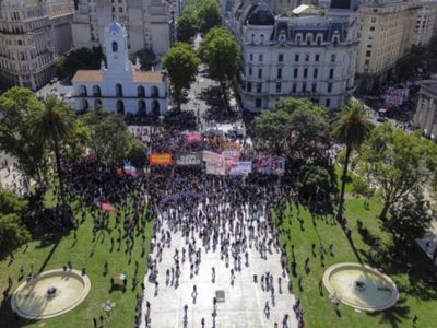 Miles de manifestantes desafían en Argentina el ajuste de Milei en protestas sin mayor violencia