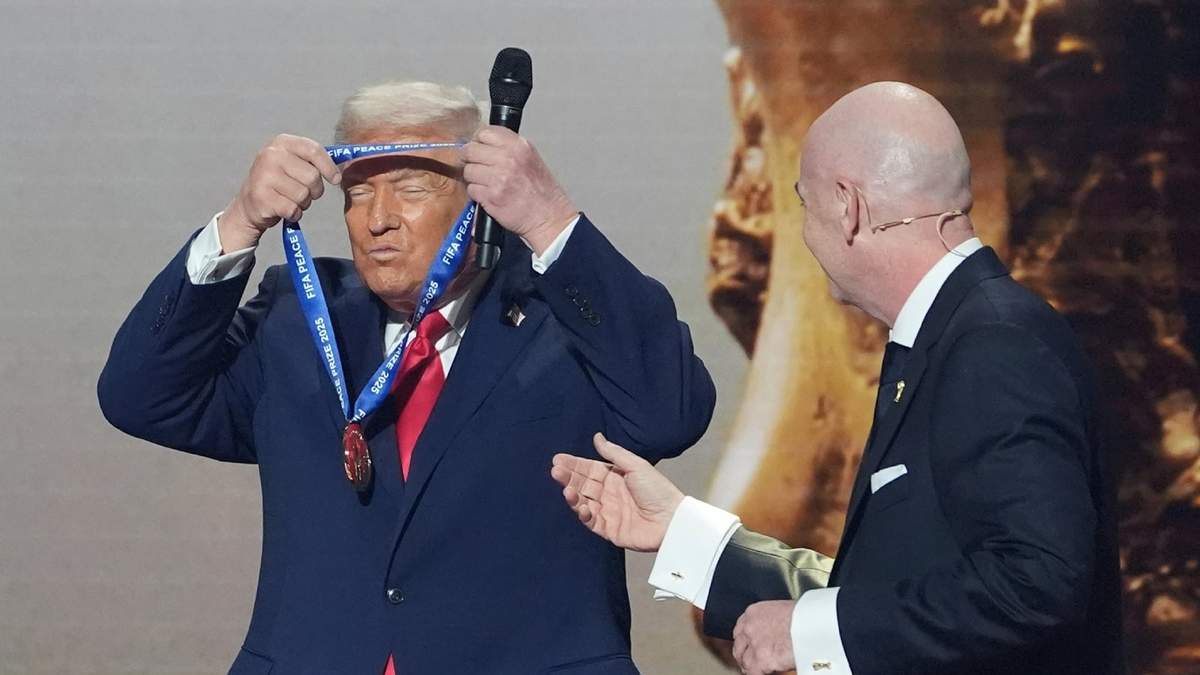 El presidente estadunidense Donald Trump recibió el Premio de la Paz de la FIFA de manos de Gianni Infantino, el presidente de la FIFA, durante el sorteo de la Copa Mundial, el 5 de diciembre de 2025, en Washington