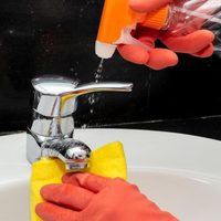 El secreto de la abuela para limpiar la grifería y el sarro de tu baño y dejarlo impecable