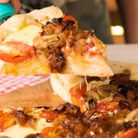 Pizzetas exprés con bordes rellenos: en pocos minutos hacé esta receta fácil que es una delicia para cualquier ocasión