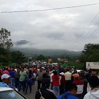 Bloquean vía en Guerrero para exigir el servicio de transporte público suspendido "por órdenes del crimen"