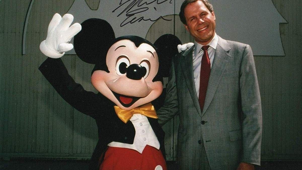 Michael Eisner junto a Mickey en la década del 80. Fuente: (Twitter)