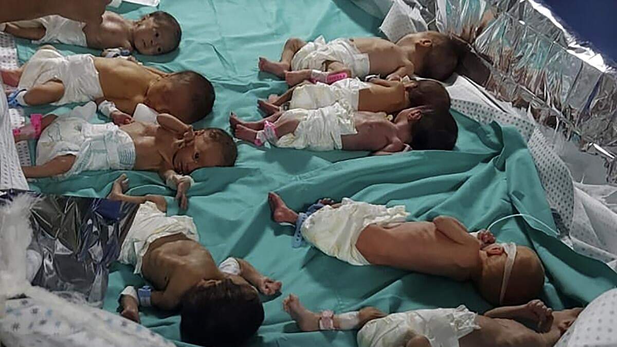 CHIVO - Esta imagen de archivo publicada por el doctor Marawan Abu Saada muestra bebés prematuros palestinos en el hospital de Shifa, en Ciufadf de Gaza, el domingo 12 de noviembre de 2023. Al menos 30 bebés prematuros fueron evacuados el domingo del principal hospital de Gaza y serán trasladados a instalaciones en Egipto