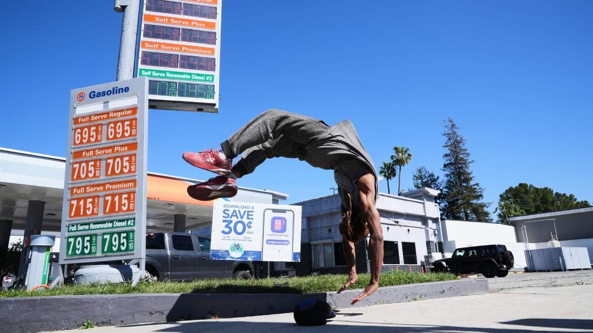 Un hombre hace acrobacias frente a una gasolinera en los Ángeles el 9 de marzo del 2026