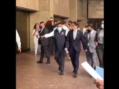 Mujeres trans encaran a Gabriel Quadri, y diputada panista responde con manotazos