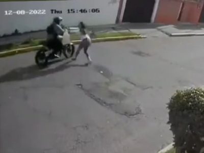 Mujer asaltada intercepta a ladrón y lo taclea con todo y motocicleta (Video)