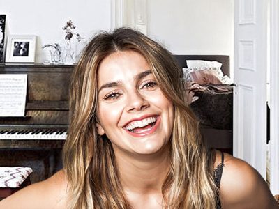Colores, música y espacio para el relax: cómo vive Natalie Pérez en su cálido departamento porteño