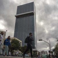 Cubanos cuestionan inversión en hoteles en medio de crisis y caída en el turismo