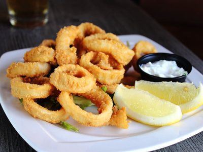 Un viaje gastronómico: así se preparan rabas con sabor a playa