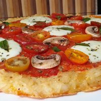No tires el arroz que te sobró: prepará esta masa de pizza bien crujiente y resolvé la cena