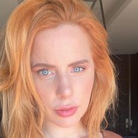 A sus 42 años, Agustina Kämpfer destila glamour con su variada colección de mallas y bikinis