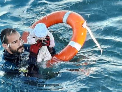 Rescatan a un bebé a punto de ahogarse durante el arribo de migrantes a Ceuta; la imagen se viraliza