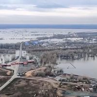 El agua inunda más casas en Rusia tras la ruptura de una represa junto a la frontera kazaja