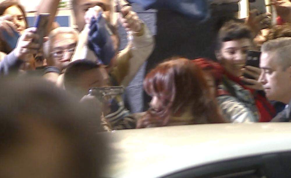 Imagen de un video que muestra cuando le apuntan a la vicepresidenta Cristina Fernández el 1 de septiembre de 2022