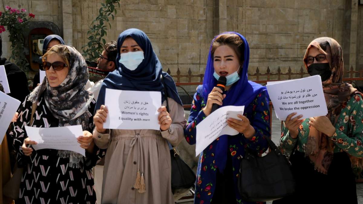 Protesta de mujeres contra el régimen de los talibanes en Kabul, Afganistán, en septiembre. Fuente: (Twitter)