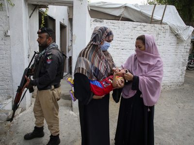 Nueve heridos en ataque a escoltas de la campaña contra la polio en Pakistán