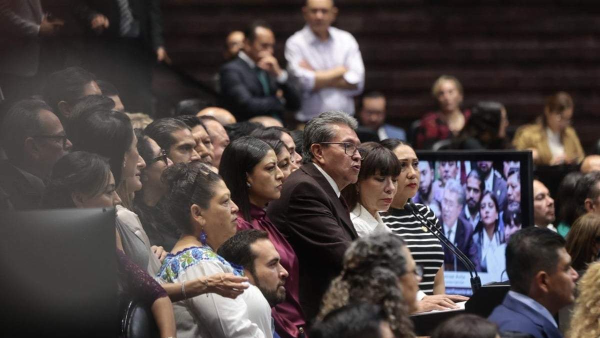 Ricardo Monreal con la bancada de Morena