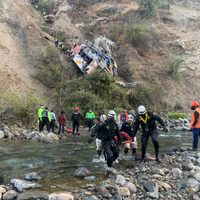 Un colectivo cayó al abismo en Perú: varios muertos