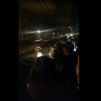 Falla tren de la Línea 8 del Metro y desalojan a decenas de pasajeros en el túnel (Video)