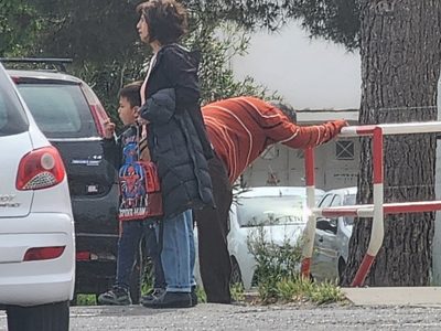 Estacionó sobre las vías, dejó a su perro encerrado y frenó el paso del Tren del Valle