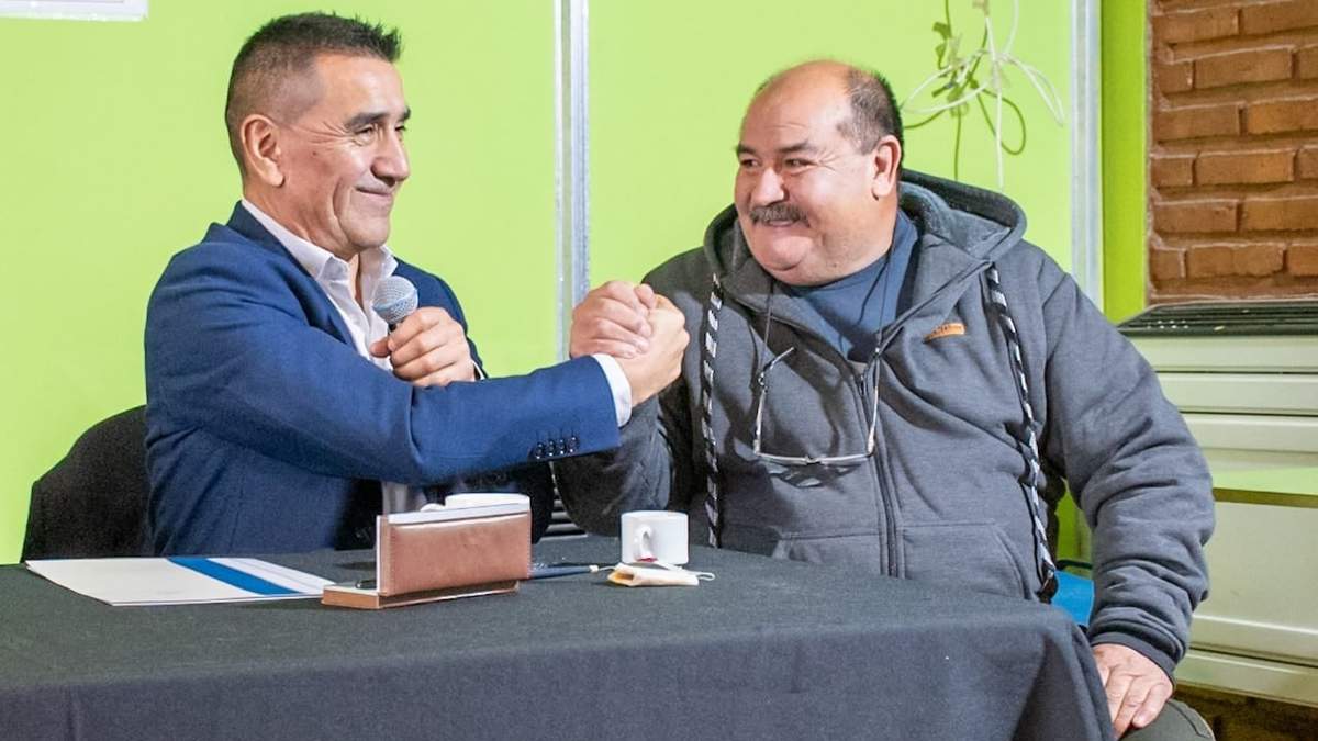 Rioseco en la firma del acuerdo. Fuente: (Facebook).
